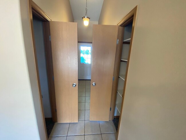 Building Photo - 4 Bed, 2 Bath Home!