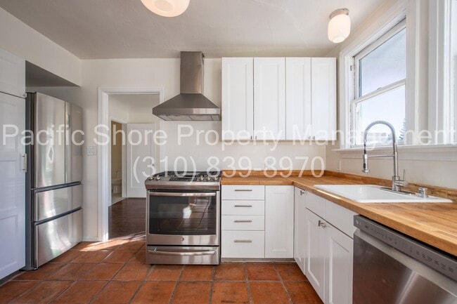 Building Photo - 8159 Willoughby Ave