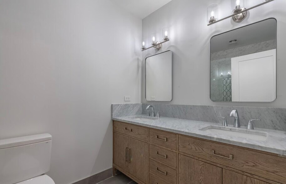 Master bath - 1000 W Adams St