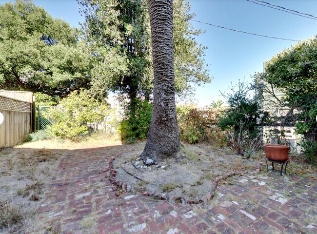 Building Photo - Expansive Top-Floor Richmond Flat | 2BD + Sunroom | Parking Included | Nearly 1,900 Sq. Ft.