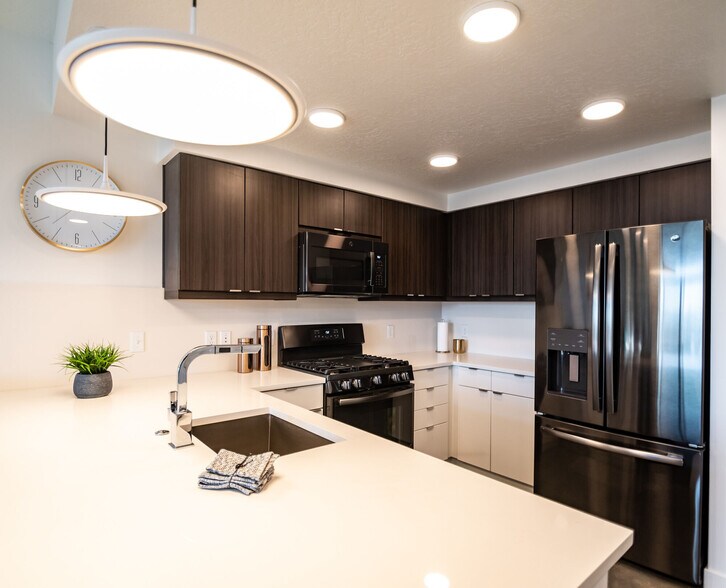 Building Photo - Quattro