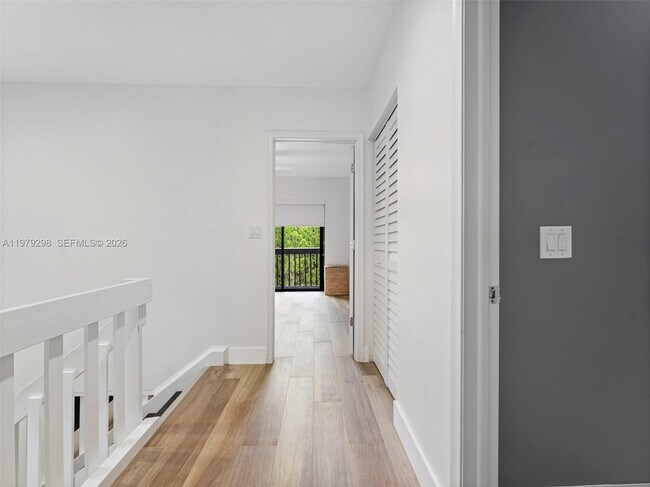 Building Photo - 10548 SW 112th Ave