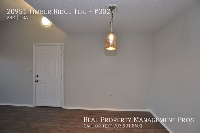Building Photo - Updated 2 Bedroom Condo In Ashburn Farm Fo...