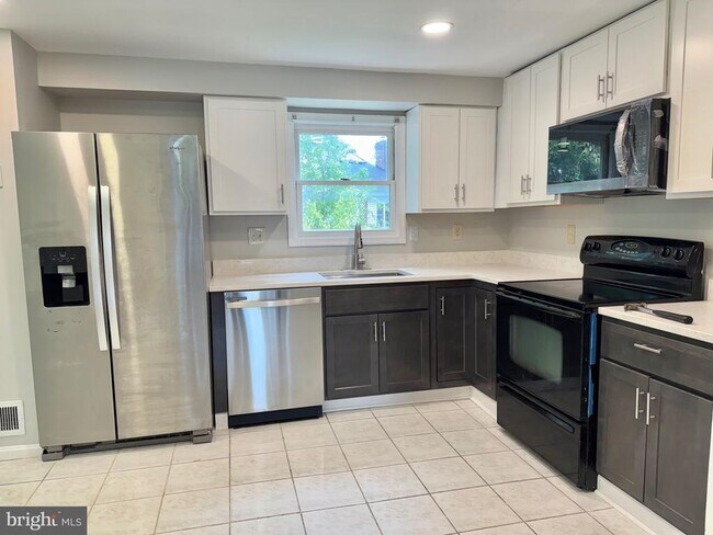 Building Photo - 2 Cinnabar Ct