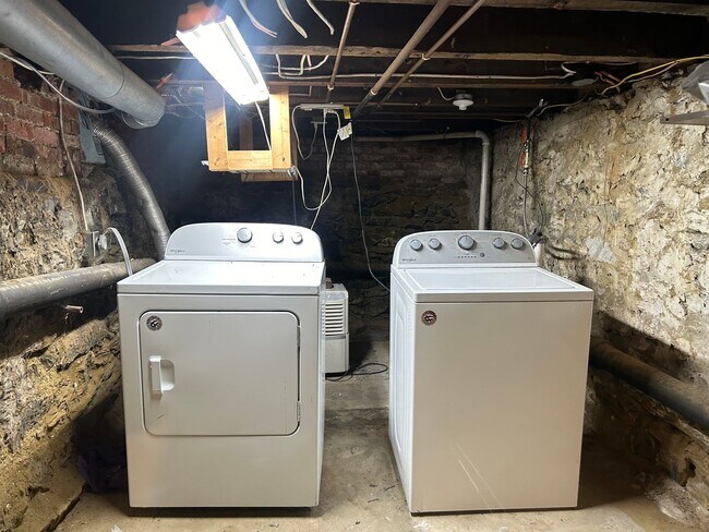 Building Photo - Accepting Section 8 - 3 Bedroom 1 Bath Hom...