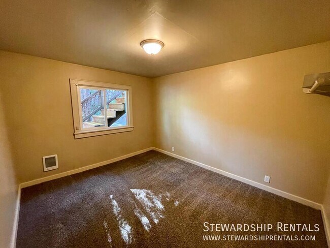 Building Photo - 1648 E 24th Ave