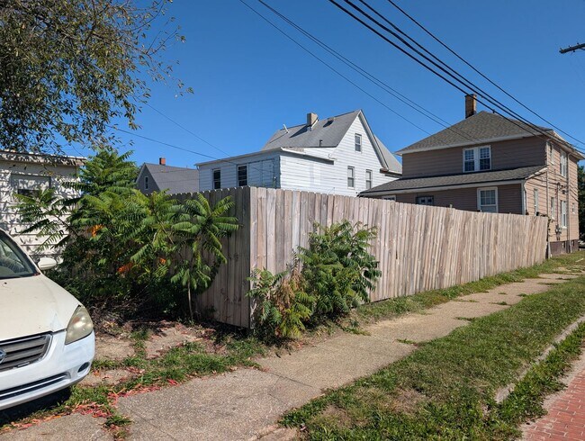 Building Photo - 1476 W 107th St