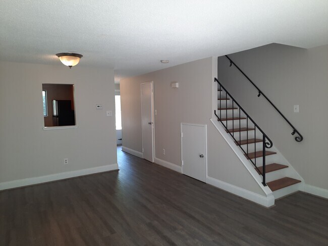 Living / Dining Room - 40 Village Hill Ln