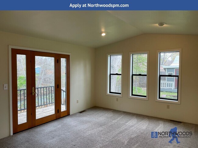 Building Photo - Beautiful Butte Creek View-3 Bedroom 2 Bat...
