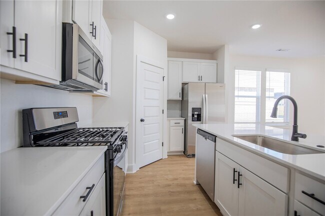 Building Photo - 136 S Broyles Ave