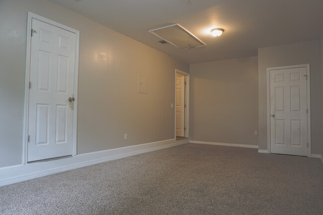 Building Photo - 6115 Willow Ln N