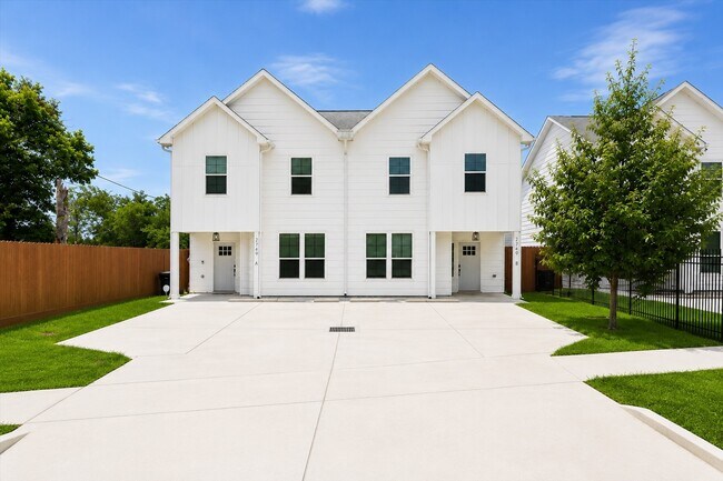 Building Photo - 2749 Redrock St