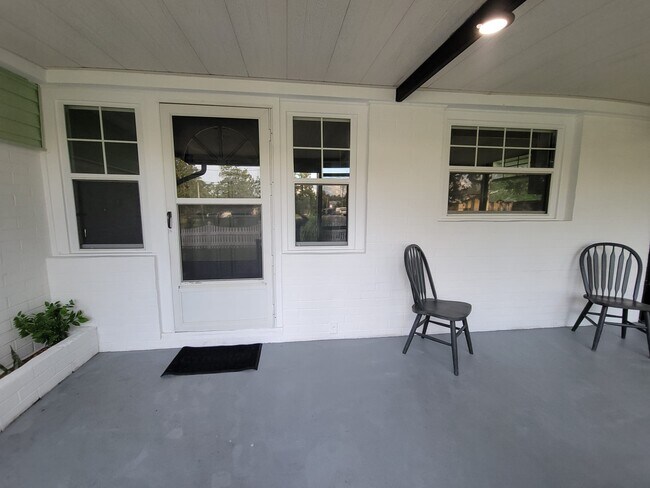 Building Photo - 401 S Oakridge Ave