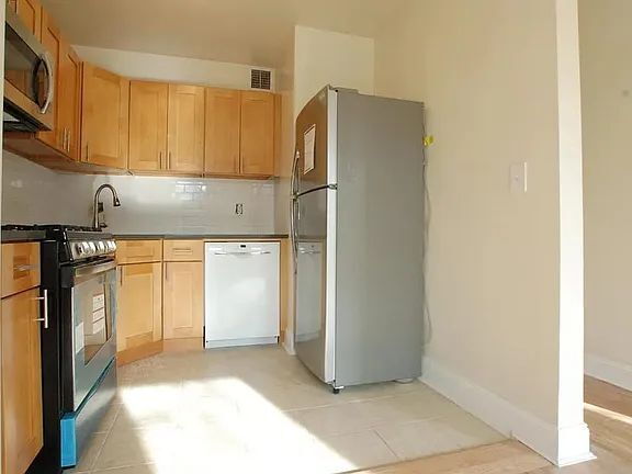Building Photo - "Charming 1-Bedroom Oasis in the Heart of Brooklyn – Your Perfect Urban Retreat!"