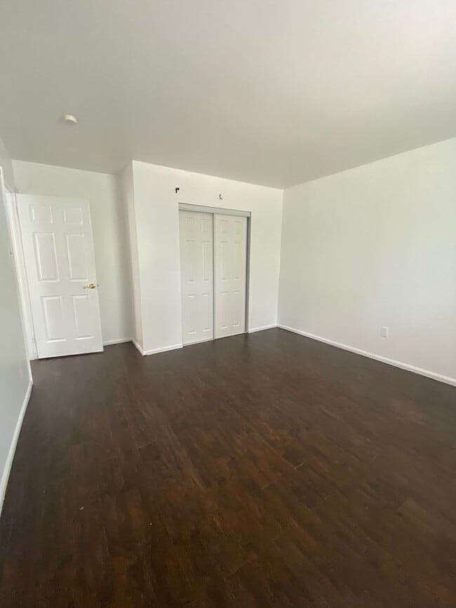 Building Photo - 303 Corinthian Ave