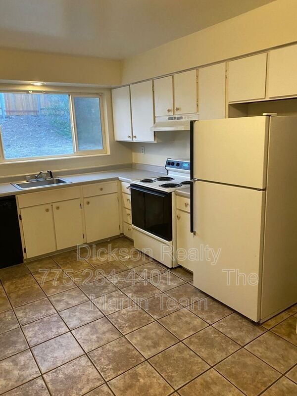 Building Photo - 3285 Gypsum Rd