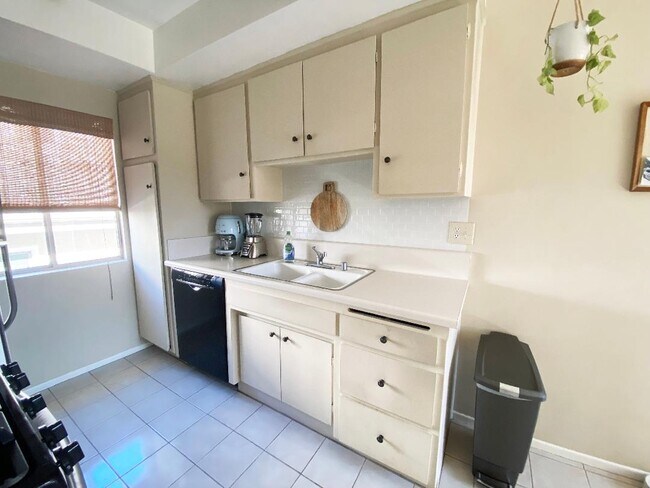 Building Photo - 1951 Malcolm Ave