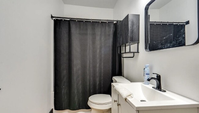 Building Photo - Newly Remodeled Four Bedroom