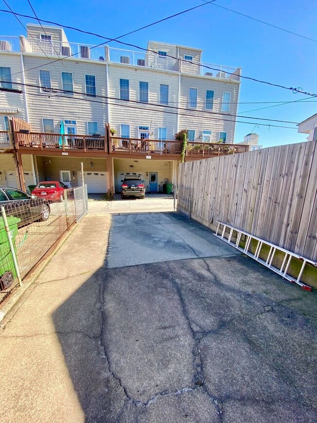 Building Photo - Charming 2 Bedroom/1 Bathroom Townhome in Locust Point, MD!