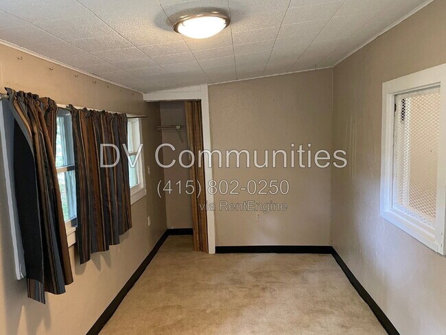 Building Photo - 1648 27th Ave N