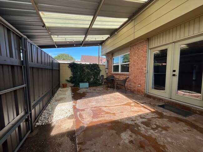 Building Photo - 2 Bed 3 Bath Townhouse on the golf course!