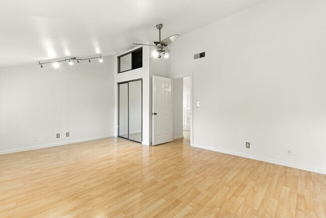 Building Photo - 208 Siskiyou Ct