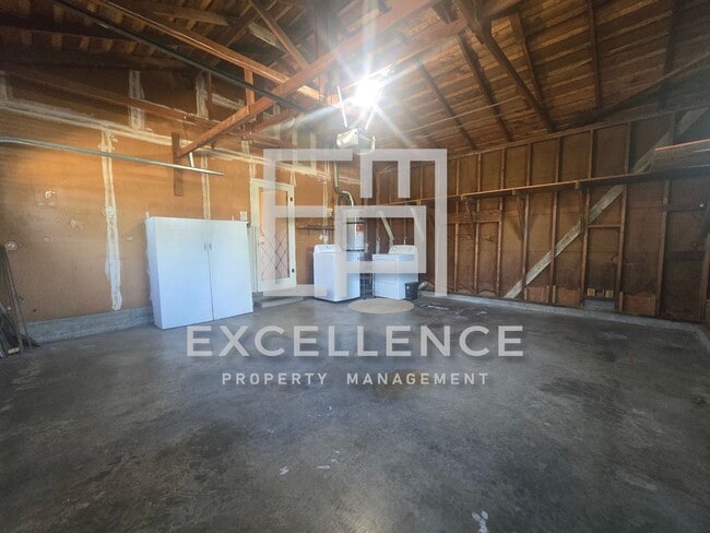 Building Photo - Willow Glen 3 Bedroom + Office With Attached Bathroom, Yard with Covered Patio, Strict One Pet Ne...