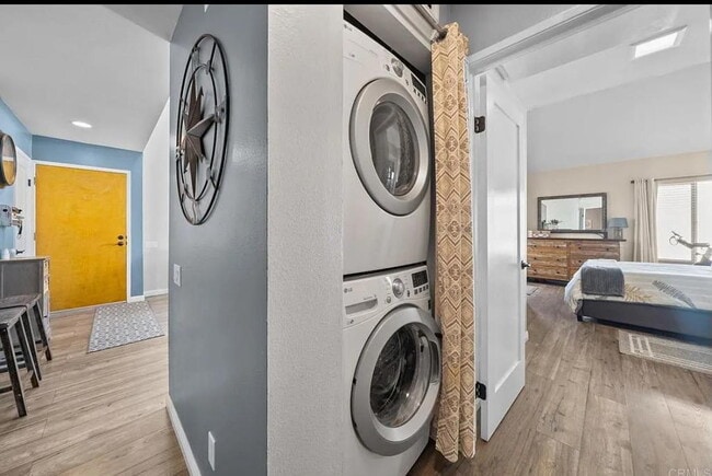 Building Photo - "Charming 1-Bedroom Apartment with Hardwoo...