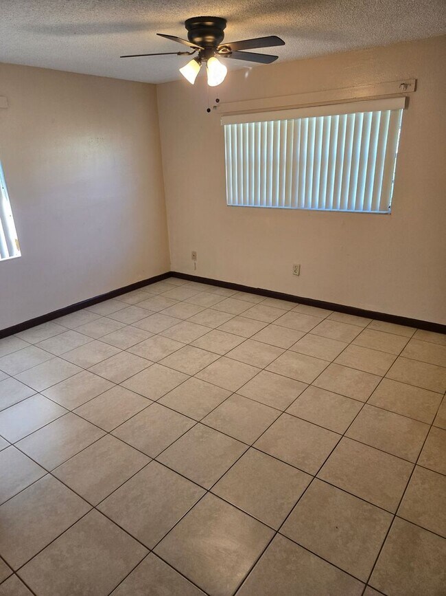 Building Photo - SPACIOUS 2 BEDROOM 1 BATH DUPLEX LOCATED I...