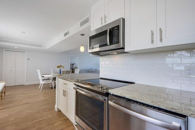 Building Photo - 130 Lakeshore Dr