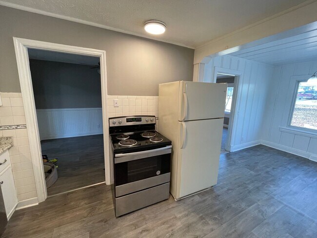 Building Photo - Huge home with bonus room and fenced in ba...