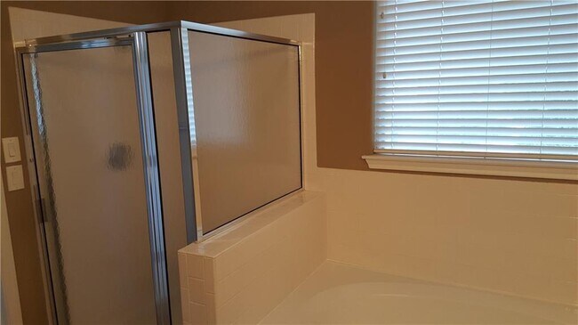 Building Photo - 2100 Pipers Field Dr