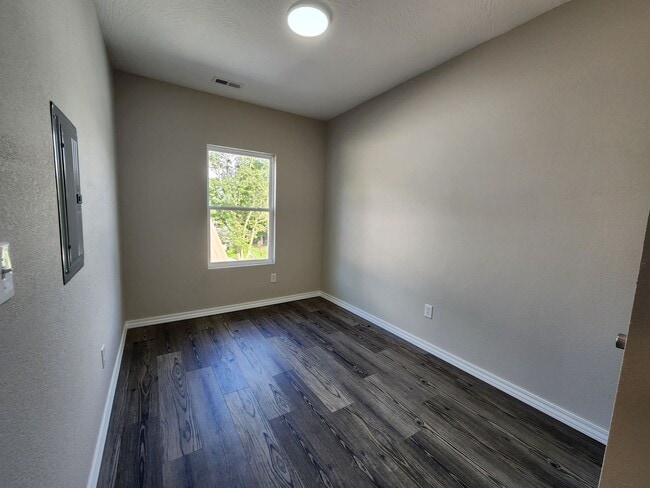 Building Photo - Spacious 2-Bedroom, 1-Bathroom Home AVAILABLE NOW!!