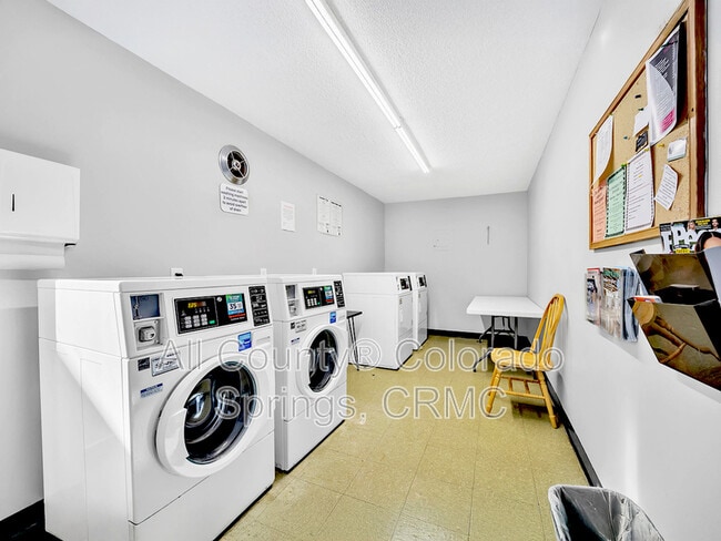 Building Photo - 411 Lakewood Cir