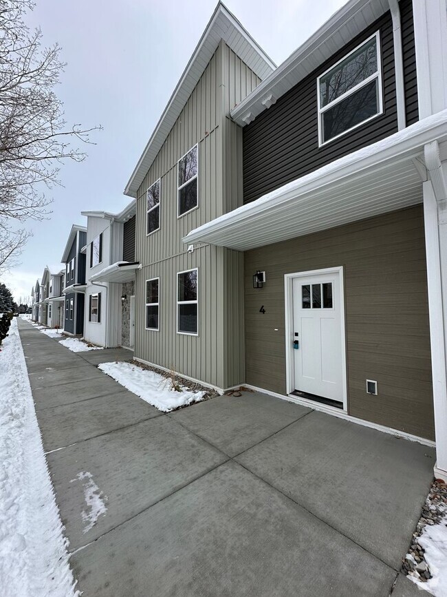 Building Photo - Stunning New 4 Bedroom Townhome in Idaho F...