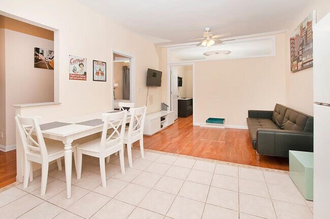 Building Photo - 236 E 80th St