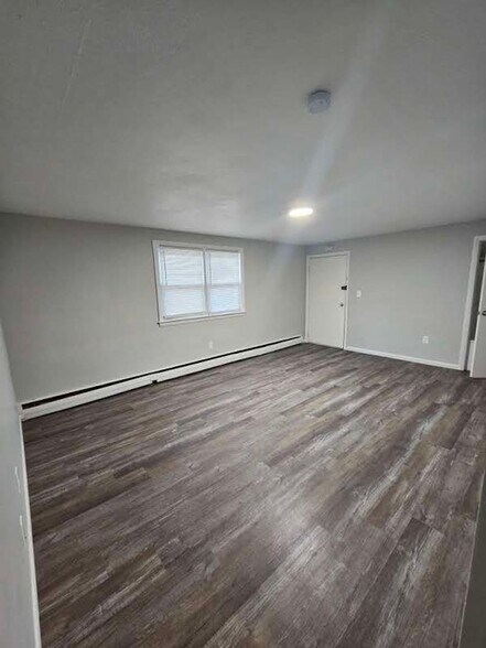 Building Photo - 4 River St