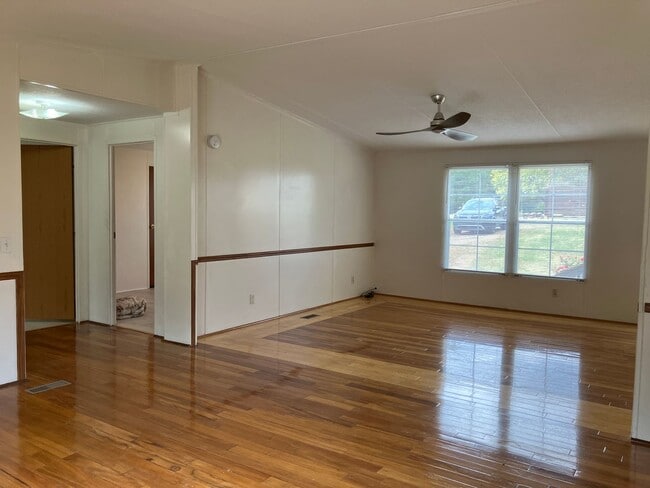 Building Photo - Three Bedroom Home in Hickory