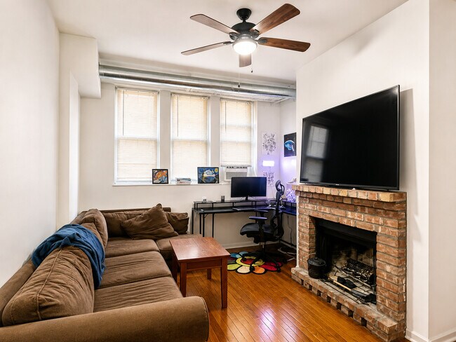 Building Photo - 677.5 W Wrightwood Ave