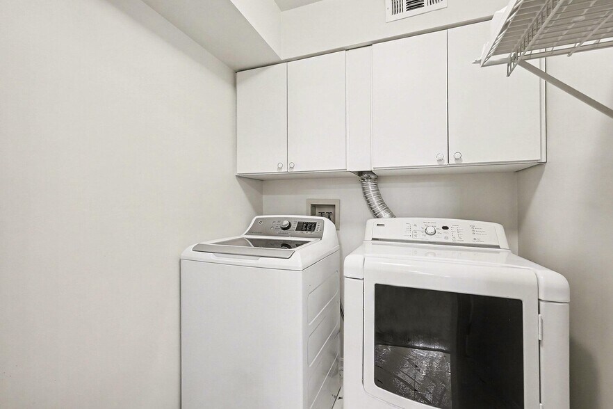 Building Photo - 2495 Fountain Pl