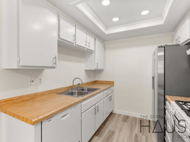 Building Photo - 2.5 Bed + 1.5 Bath + 2 Car Garage + Centra...