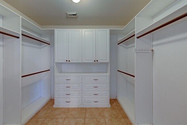 Building Photo - 2610 Ledgebrook Ln
