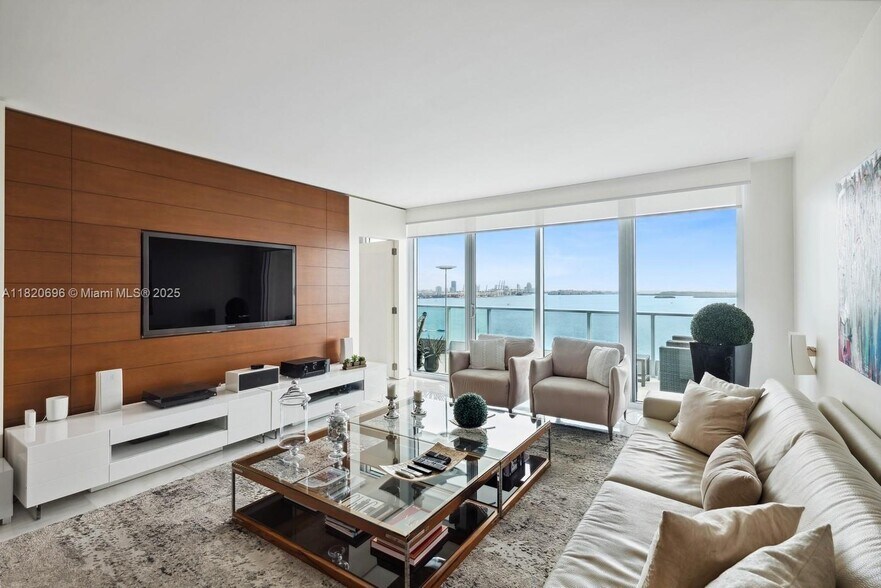 Building Photo - 1331 Brickell Bay Dr