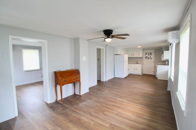 Building Photo - Larger Renovated 2 Bed / 1 Bath Apartment ...