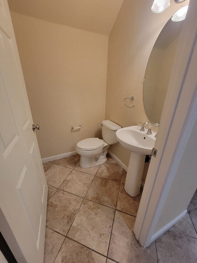 Building Photo - Gorgeous Condo in the heart of Folsom Community