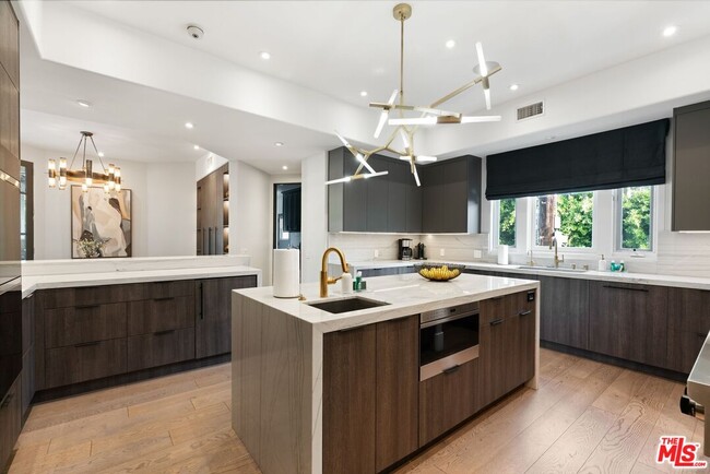 Building Photo - 506 N Rexford Dr