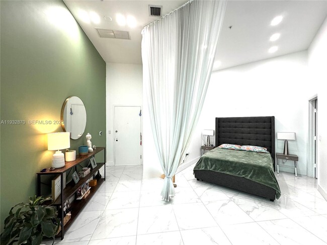 Building Photo - 1900 N Bayshore Dr