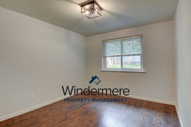 Building Photo - Charming 3 Bedroom 2 Bathroom Home in Sierra with Water View