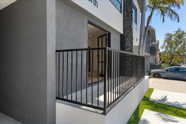Building Photo - 652 Hayworth Ave