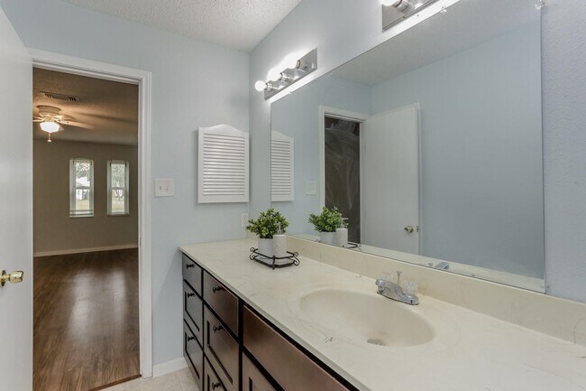 Building Photo - 2146 Greenbriar Colony Dr